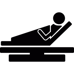 paciente en cama de hospital icono