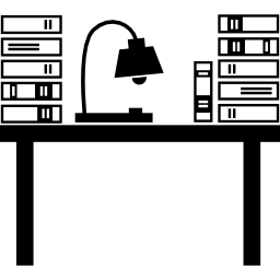 bureau de classe de l'enseignant avec une lampe et des piles de livres Icône