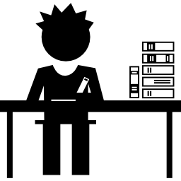 muchacho estudiante sentado detrás de una mesa con la pila de libros a su lado icono