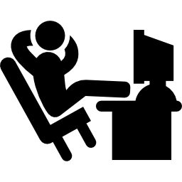 wygodny pracownik biurowy z nogami leżącymi na biurku ikona