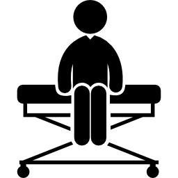 persoon zittend op een medische brancard icoon