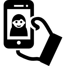 手に持った携帯電話の画面上の自撮り icon
