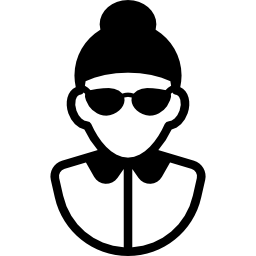 kobieta z okularami przeciwsłonecznymi i babeczką ikona